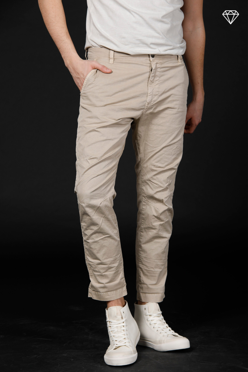 John Coolkhinos Herren-Chinohose aus Stretch-Satin logo edition Carrot Fit ①