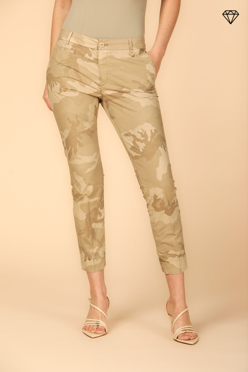 Immagine 1 di pantalone chino capri donna in tencel camouflage modello Jaqueline Curvie curvy fit