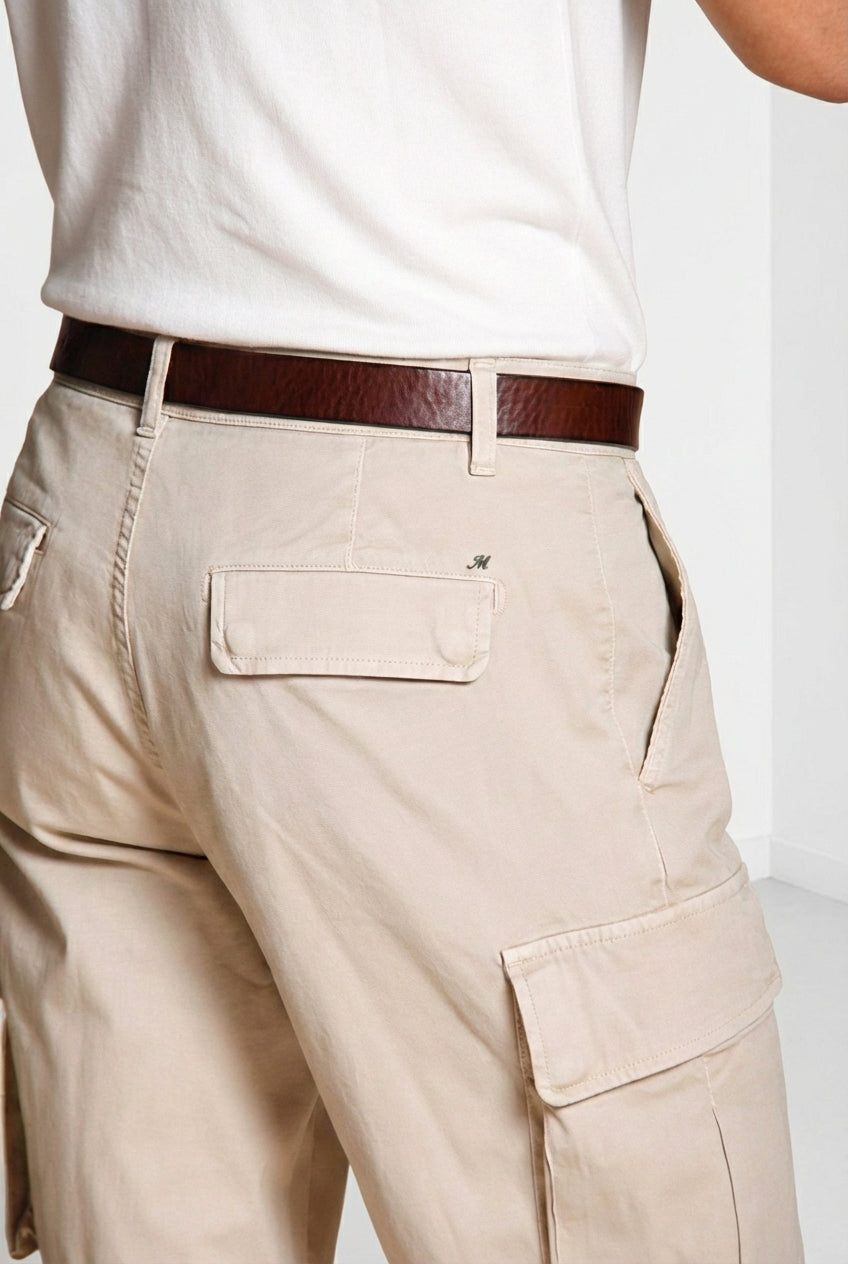 Dettaglio tasca cargo bermuda cargo uomo Chile Mason's beige chiaro in raso stretch SS26