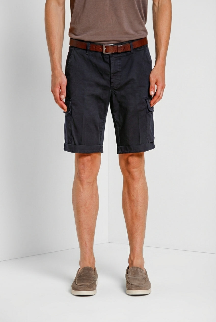 Bermuda cargo uomo Chile Mason's blu notte in raso stretch slim fit, vista frontale su modello SS26