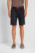 Bermuda cargo uomo Chile Mason's blu notte in raso stretch slim fit, vista frontale su modello SS26