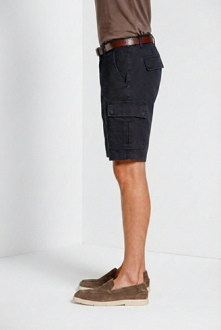 Bermuda cargo uomo Chile Mason's blu notte in raso stretch slim fit, vista laterale su modello SS26