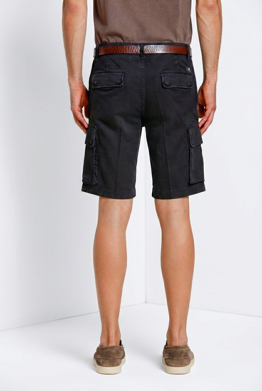 Bermuda cargo uomo Chile Mason's blu notte in raso stretch slim fit, vista posteriore su modello SS26