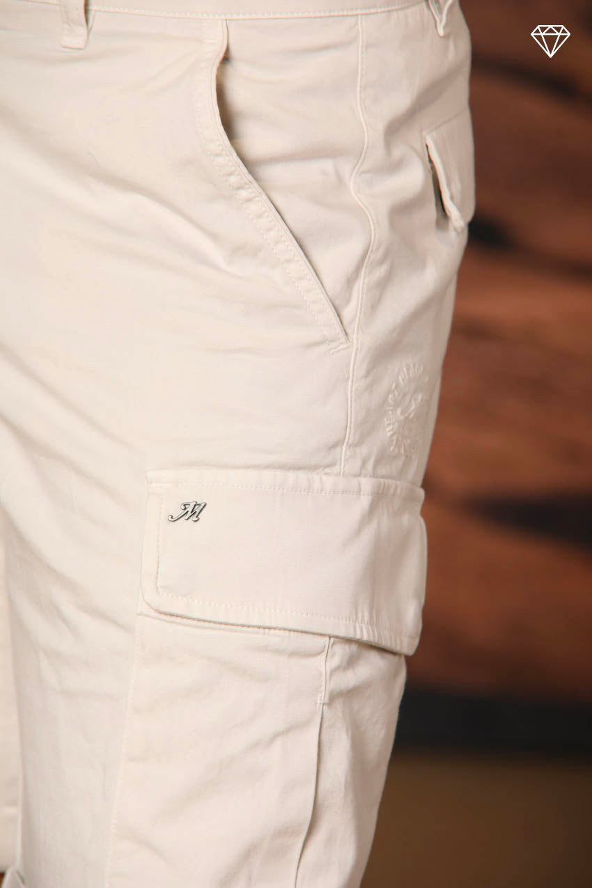 Immagine 2 di Chile bermuda cargo uomo in raso stretch slim fit colore bianco sporco di Mason's