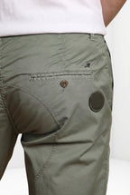 John Coolkhinos Herren Bermuda Chino aus Pima-Baumwolle logo edition Carrot Fit ①
