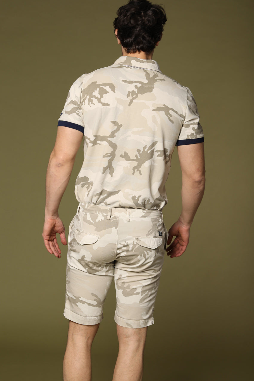 Print polo uomo in piquet con camouflage bianco