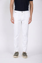 John Coolkhinos Hose Chino Mann aus Stretch-Satin Logo Edition carrot fit ①