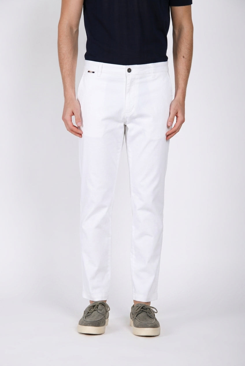 John Coolkhinos Hose Chino Mann aus Stretch-Satin Logo Edition carrot fit ①