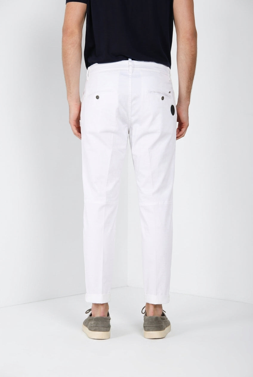 John Coolkhinos Hose Chino Mann aus Stretch-Satin Logo Edition carrot fit ①