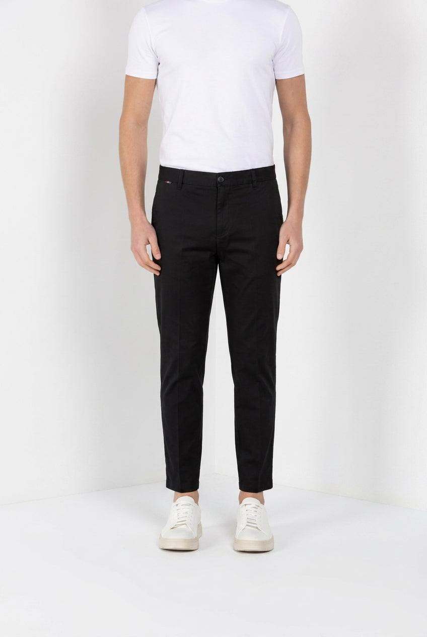 John Coolkhinos Hose Chino Herren aus Stretch-Satin Logo Edition carrot fit ①