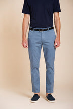 John Coolkhinos Hose Chino Herren aus Stretch-Satin Logo Edition carrot fit ①