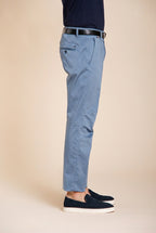 John Coolkhinos Hose Chino Herren aus Stretch-Satin Logo Edition carrot fit ①