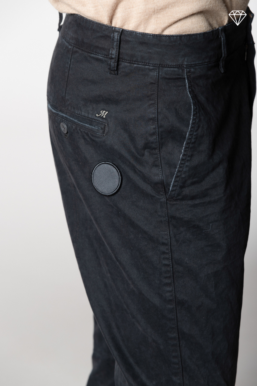 John Coolkhinos Herren-Chinohose aus Gabardine logo edition carrot fit ①