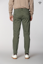 John Coolkhinos pantalone chino uomo in gabardina logo edition carrot fit ①
