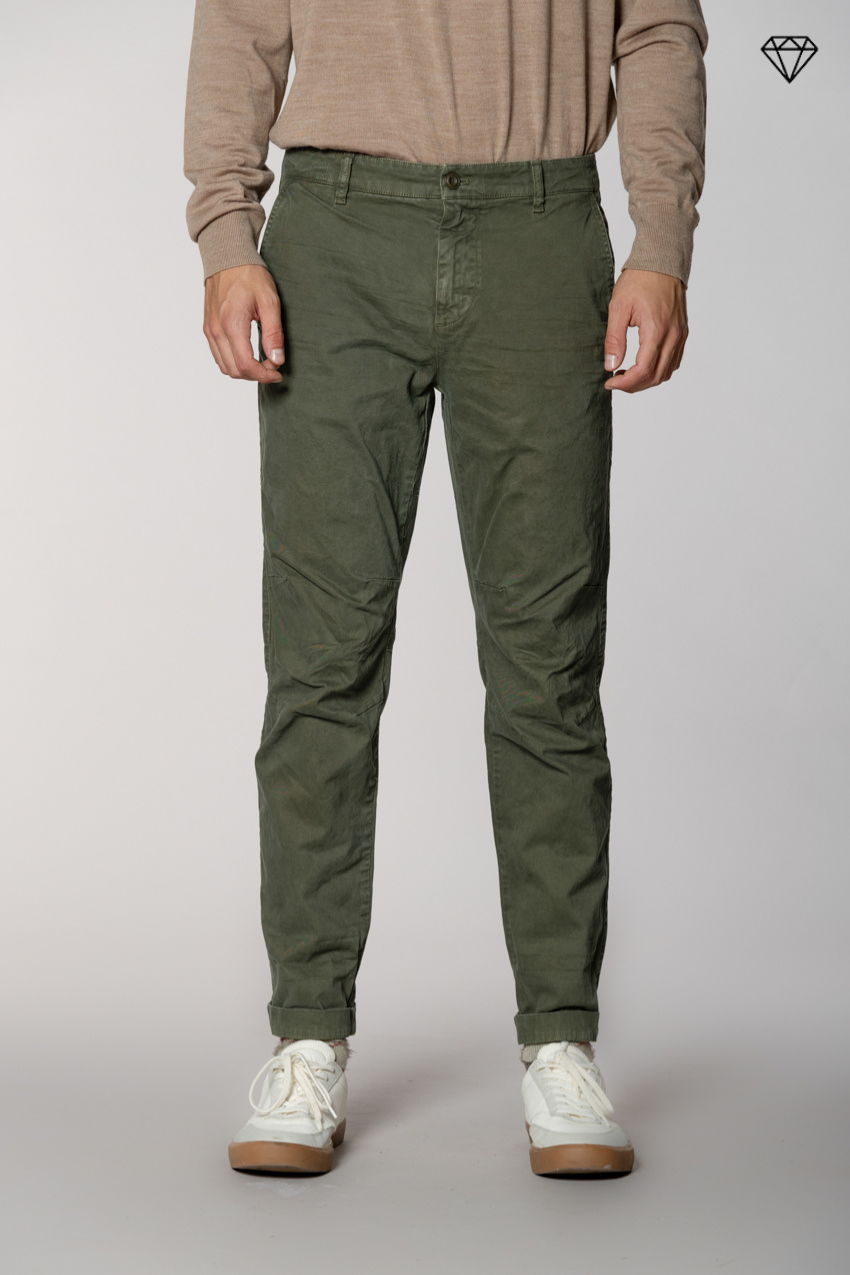 John Coolkhinos Herren-Chinohose aus Gabardine logo edition carrot fit ①