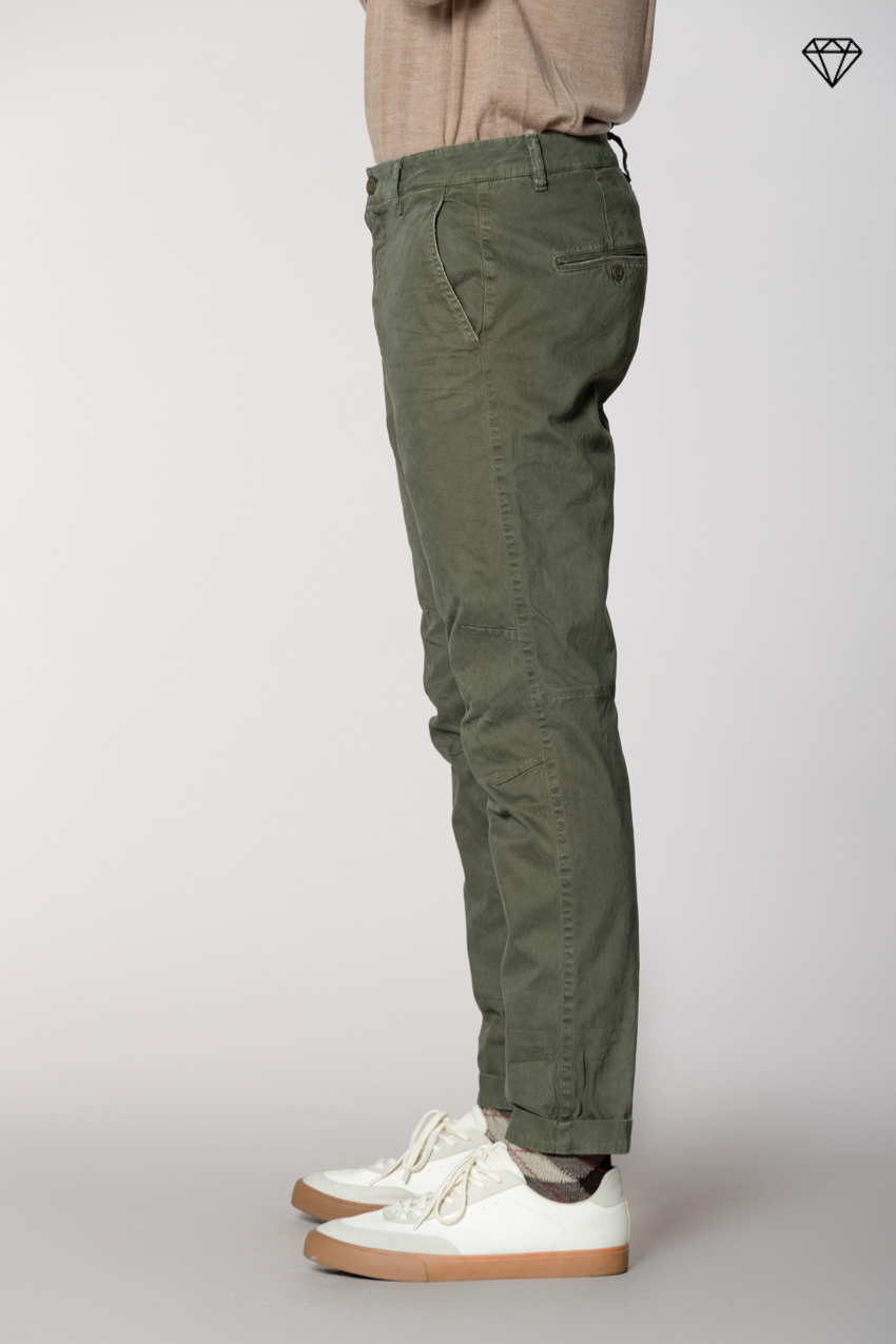 John Coolkhinos Herren-Chinohose aus Gabardine logo edition carrot fit ①