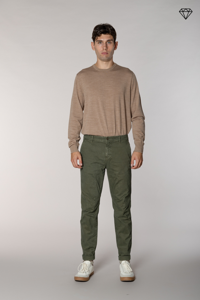 John Coolkhinos pantalone chino uomo in gabardina logo edition carrot fit ①