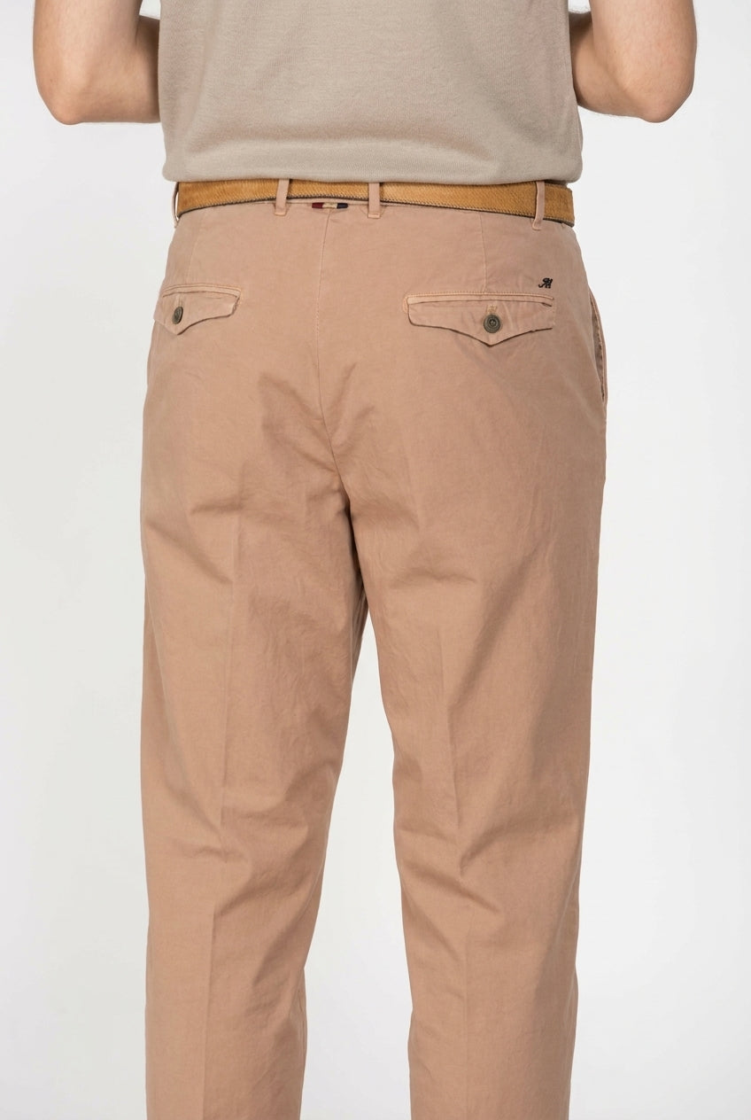 Pantalone chino uomo Chinos Mason's beige medio in canvas oxford relaxed fit, vista laterale su modello SS26