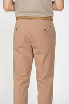 Pantalone chino uomo Chinos Mason's beige medio in canvas oxford relaxed fit, vista laterale su modello SS26