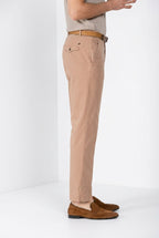 Pantalone chino uomo Chinos Mason's beige medio in canvas oxford relaxed fit, vista posteriore su modello SS26