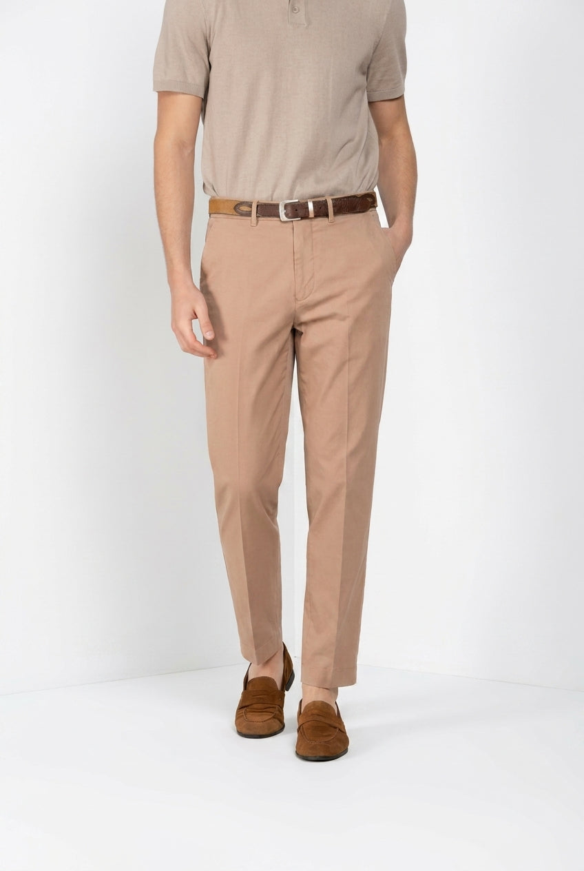 Dettaglio gamba pantalone chino uomo Chinos Mason's beige medio in canvas oxford SS26