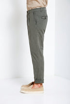 Pinces pantalone chino uomo in gabardina stretch relaxed fit