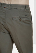 Pinces pantalone chino uomo in gabardina stretch relaxed fit