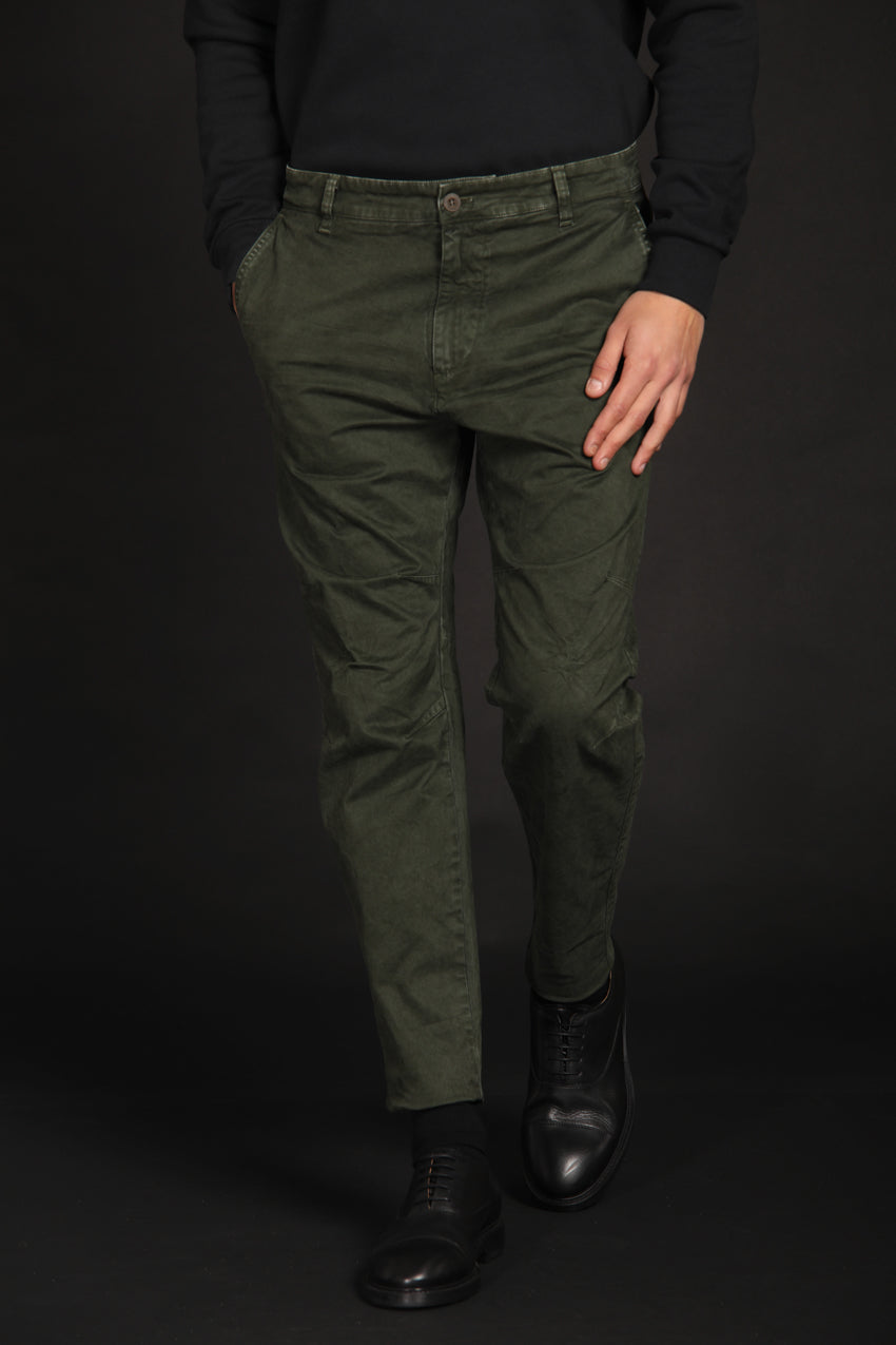 immagine 2 di pantalone chino uomo modello John Coolchinos in verde fit carrot di Mason's