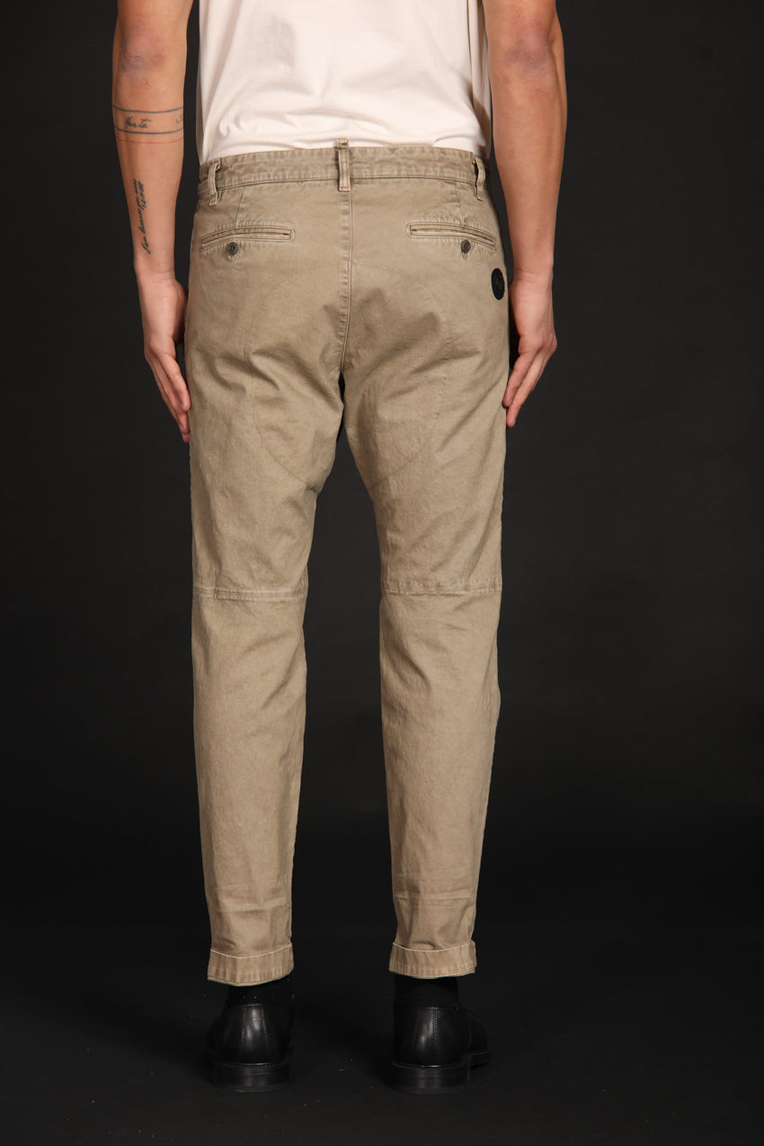 immagine 6 di pantalone chino uomo modello John Coolchinos di colore kaki fit carrot di Mason's