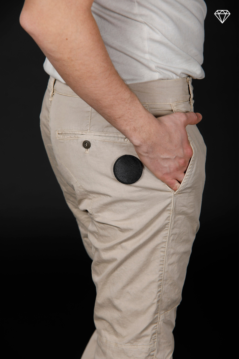 John Coolkhinos pantalone chino uomo in raso stretch logo edition carrot fit ①