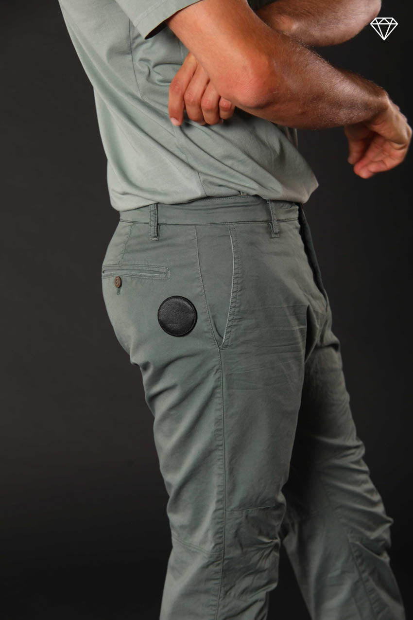 John Coolkhinos pantalone chino uomo in raso stretch logo edition carrot fit ①