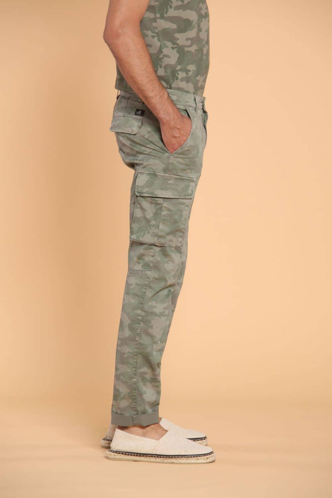 Chilenische Herren-Cargohose aus Baumwolle mit extra schmalem Camouflage-Muster ①.