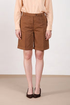 Bermuda chino donna Brigitte Mason's marrone chiaro in cotone relaxed fit, vista frontale su modella SS26