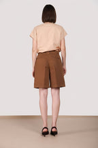Bermuda chino donna Brigitte Mason's marrone chiaro in cotone relaxed fit, vista posteriore su modella SS26