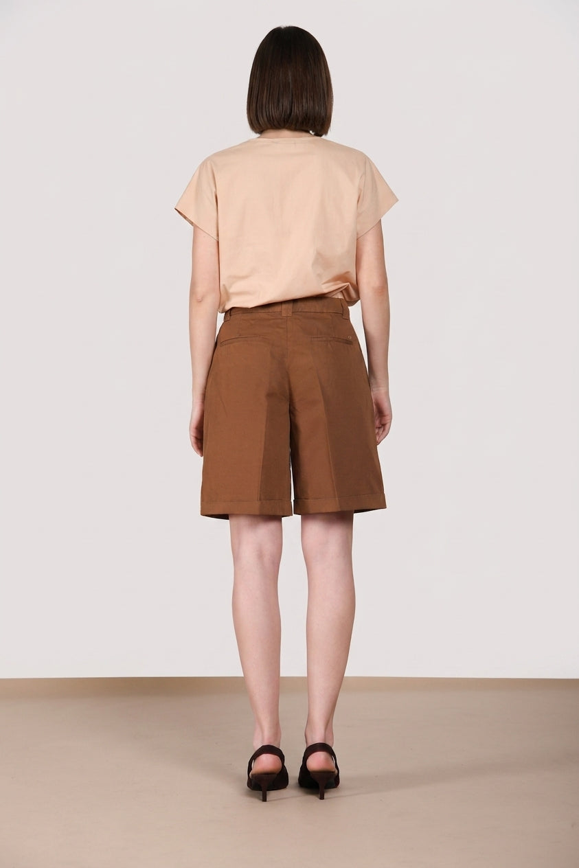 Bermuda chino donna Brigitte Mason's marrone chiaro in cotone relaxed fit, vista posteriore su modella SS26
