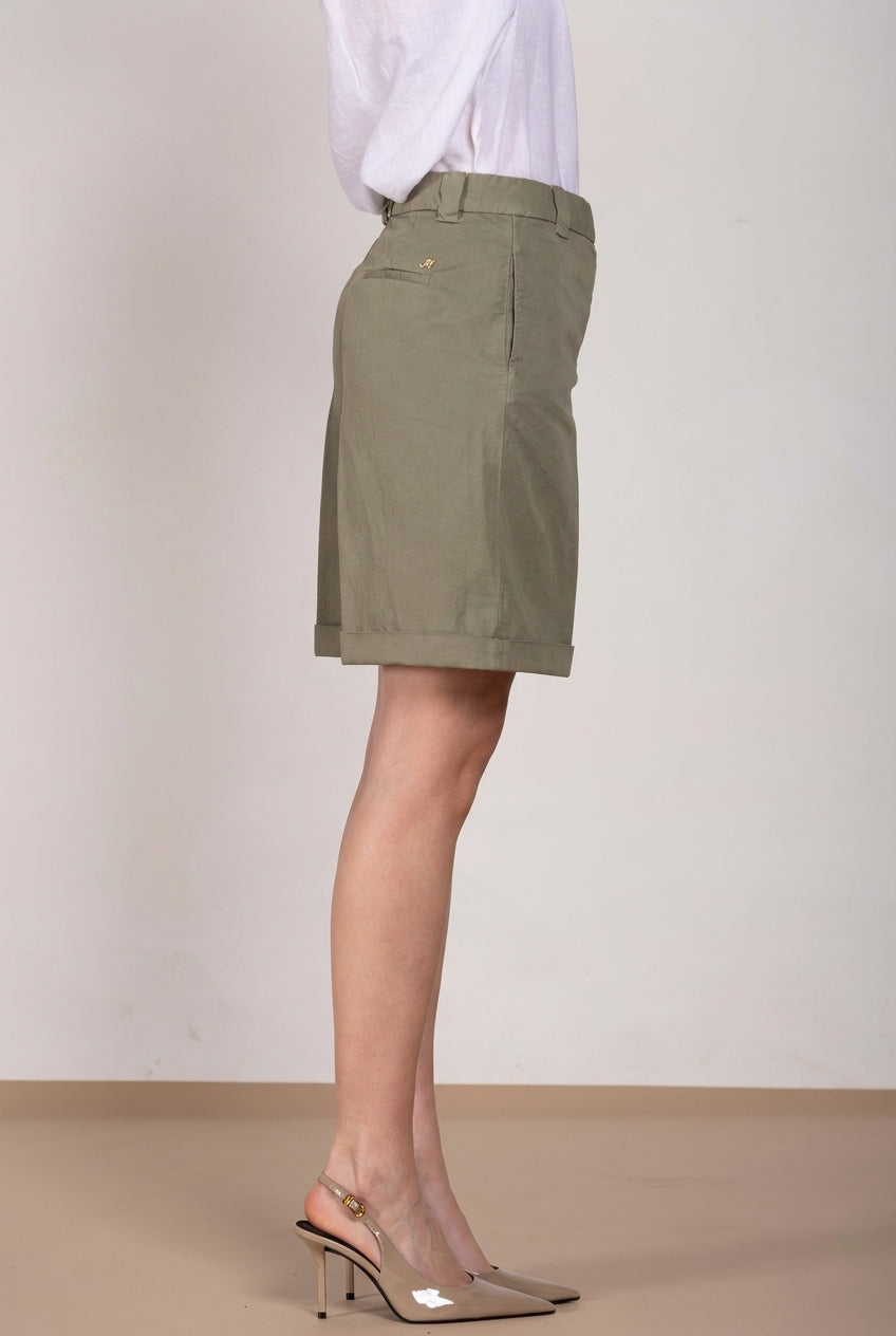 Bermuda chino donna Brigitte Mason's salvia in cotone relaxed fit, vista laterale su modella SS26