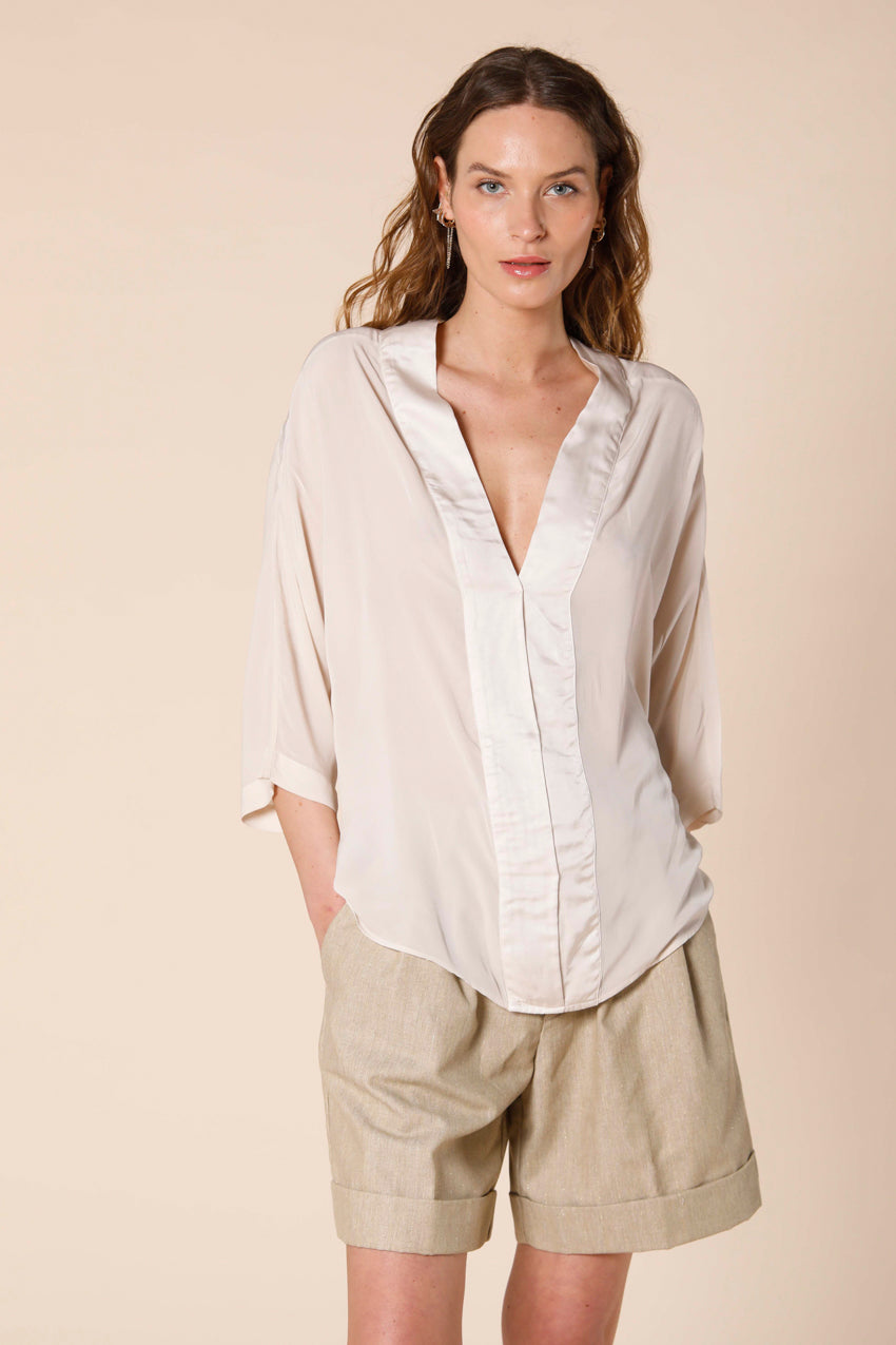 immagine 4 di camicia da donna in viscosa con scollo a V e manica a 3/4 modello Sandra colore stucco di Mason's