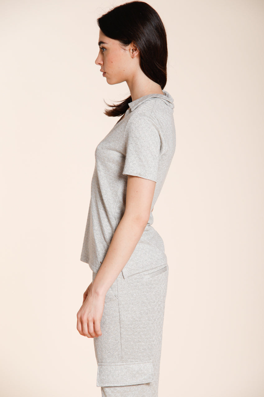 Modella indossa camicia donna Ada Mason's a manica corta in tricot lurex argento - vista laterale SS26