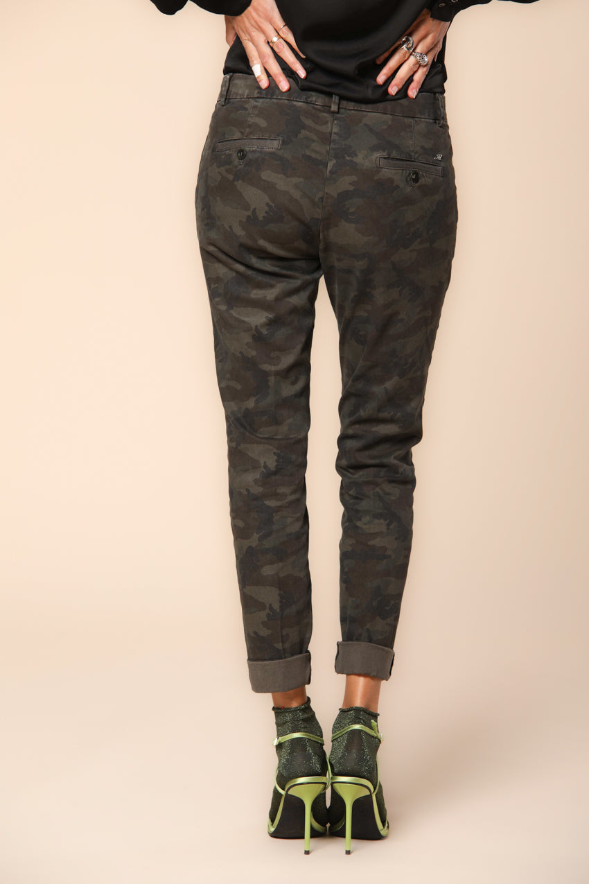 Jaqueline Archivio Damen-Chinohose aus Gabardine mit Camouflage-Print, Curvy ①