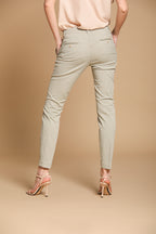 Jaqueline Archivio pantalone chino donna in gabardina slim fit