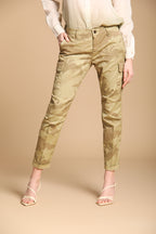 Chile City Damen Cargo-Hose aus Satin mit Camouflage-Druck Slim Fit