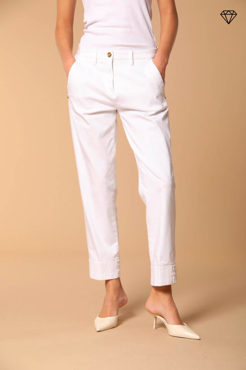 Immagine 1 di pantalone chino donna in raso stretch modello New York Carrot carrot fit 