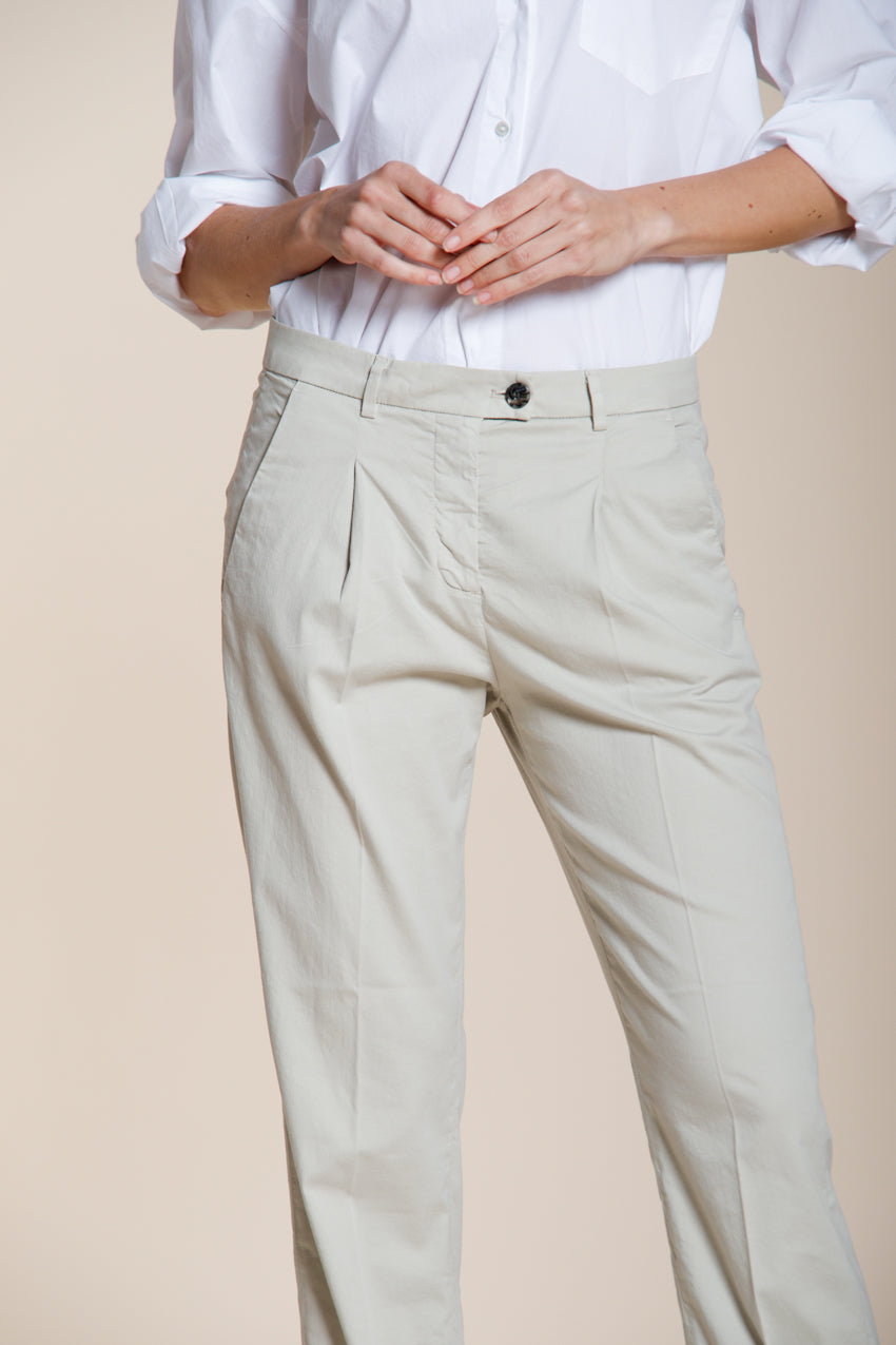 New York Carrot Sartoriale 1 Pince pantalone chino donna in raso di cotone e seta carrot fit ①