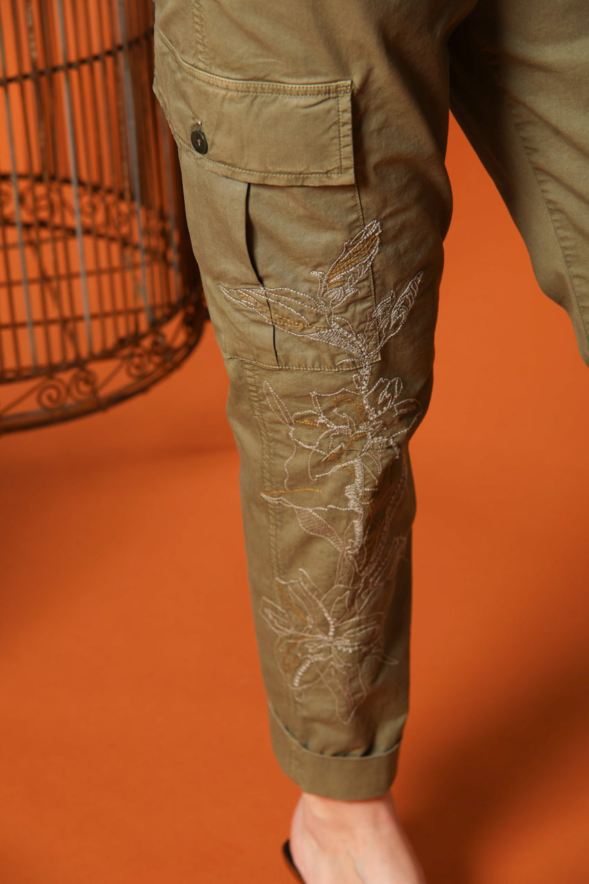 Judy Archivio pantalone cargo donna in twill di cotone stretch con ricamo relaxed fit