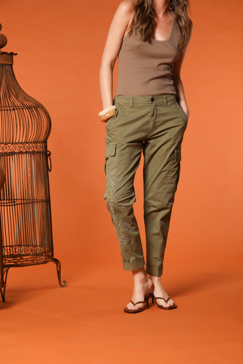 Judy Archivio pantalone cargo donna in twill di cotone stretch con ricamo relaxed fit