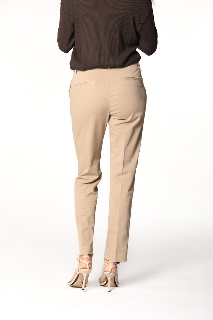 Bild 3 einer Damen-Chinohose aus biskuitfarbenem Gabardine Modell New York von Mason's