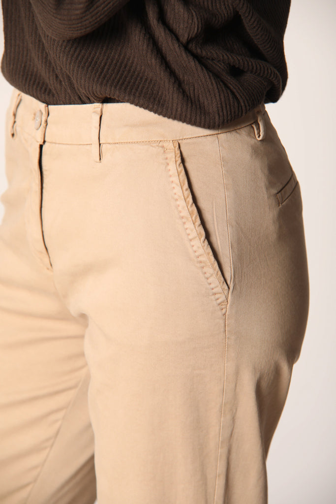 Bild 2 einer Damen-Chinohose aus biskuitfarbenem Gabardine Modell New York von Mason's