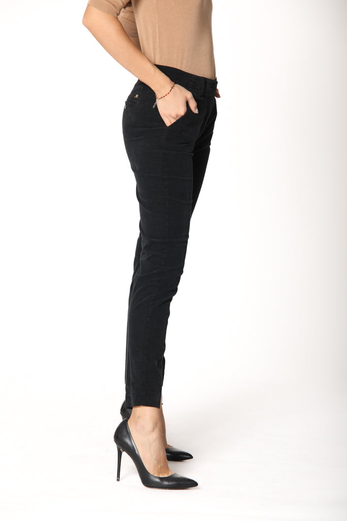 Bild 3 einer Damen-Chinohose aus schwarzem Samt Modell New York Slim von Mason's