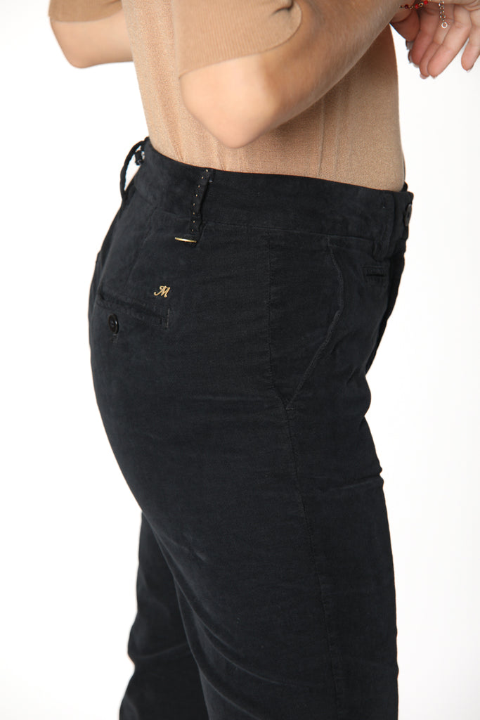 Bild 2 einer Damen-Chinohose aus schwarzem Samt Modell New York Slim von Mason's
