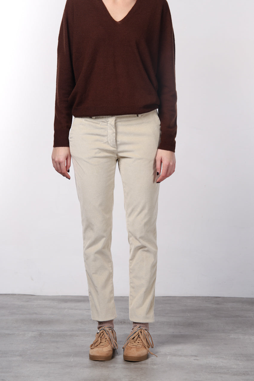 New York Slim Chinohose für Damen aus breit geripptem Samt mit slim fit ①

